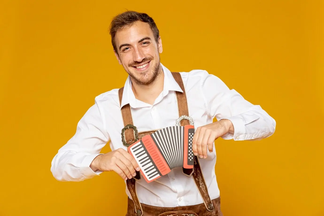 Frontansicht eines Mannes, der ein Bandoneon hält.