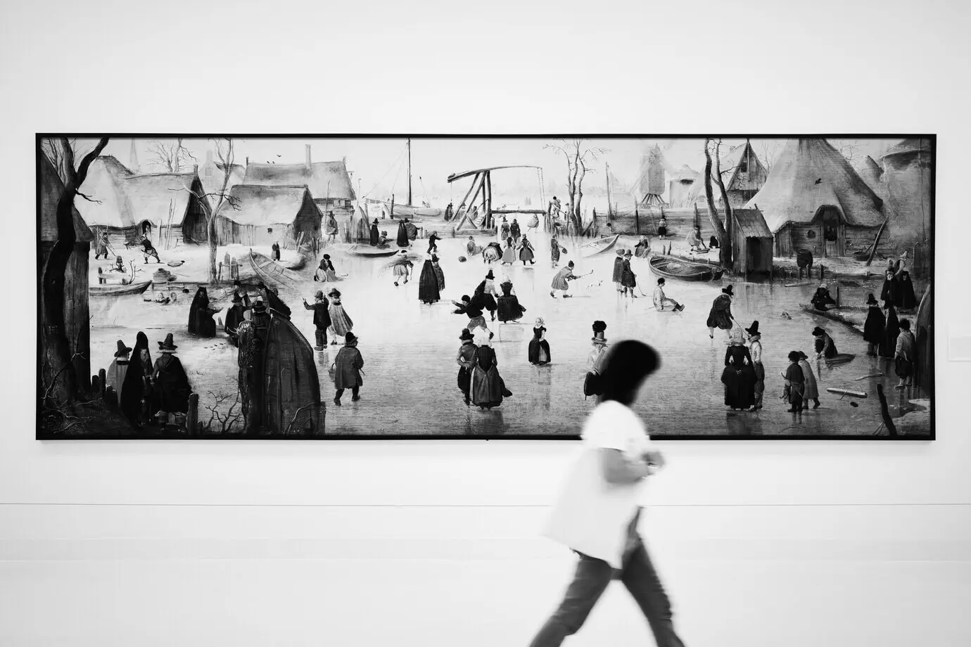 Langgestrecktes, schmales Gemälde in einer Kunstausstellung