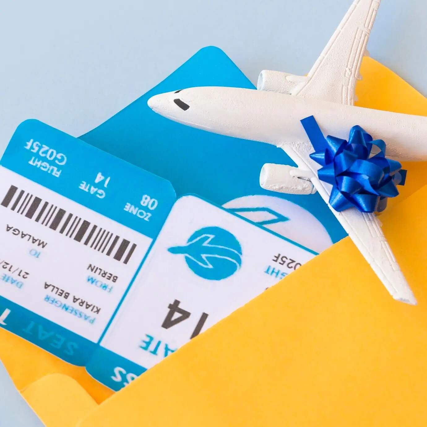 Flugscheine in einer Dokumentenmappe in der Nähe eines Flugzeugs