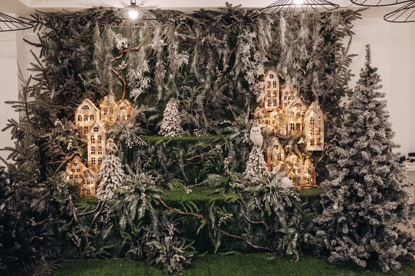 Neujahrsdekoration, die aus Weihnachtsbäumen und Spielzeughäusern besteht.