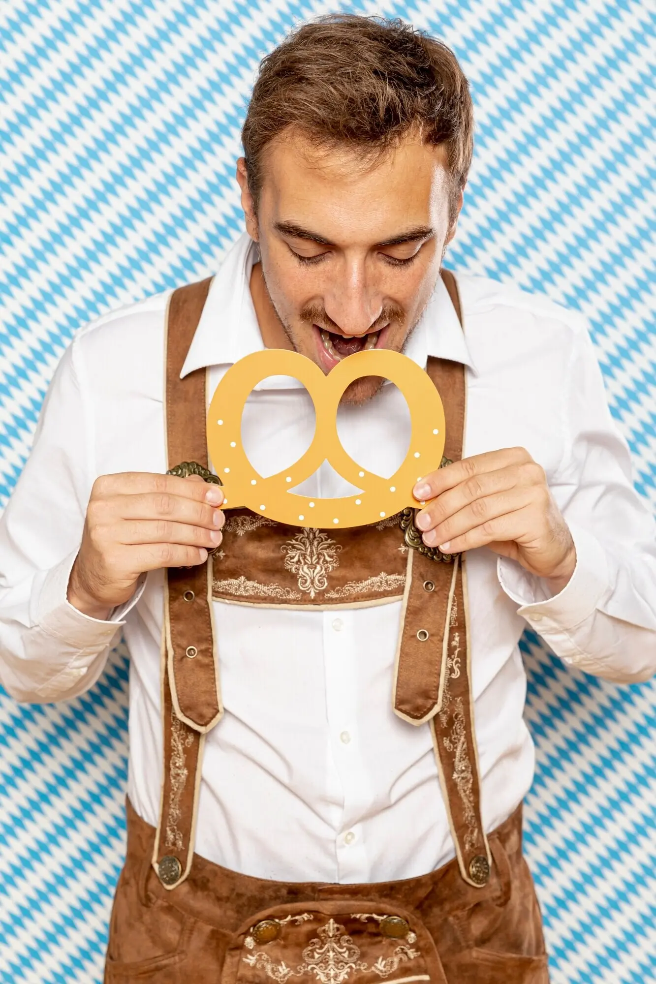 Vorderansicht eines Mannes, der eine deutsche Brezel isst